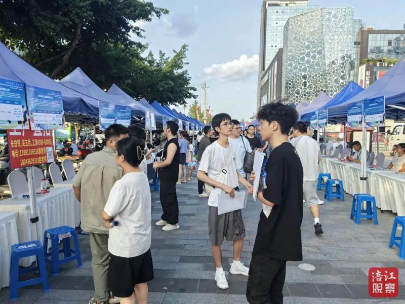 “夜场”招聘会3_1.jpg “夜场”招聘会3_1.jpg