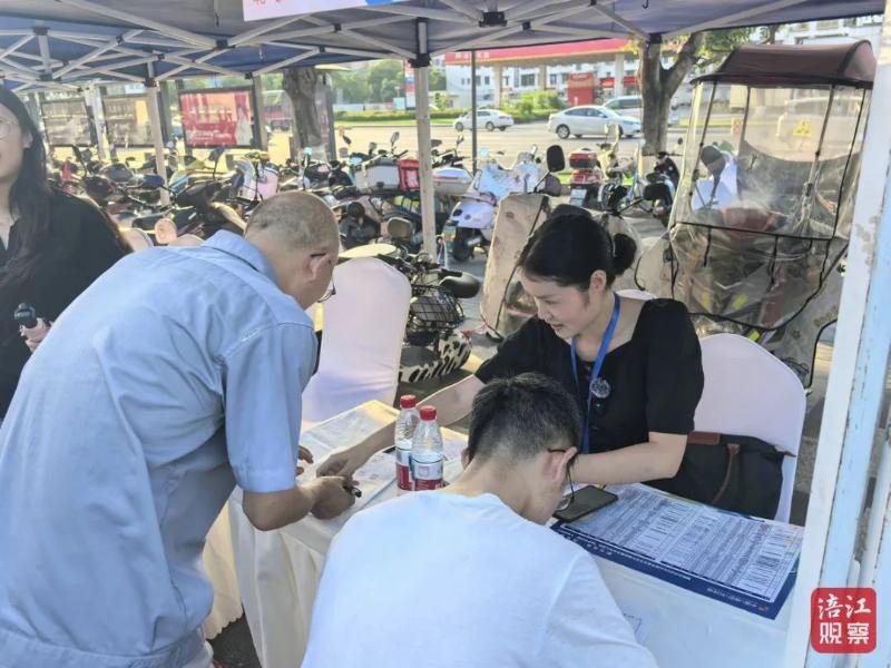 “夜场”招聘会4_1.jpg “夜场”招聘会4_1.jpg